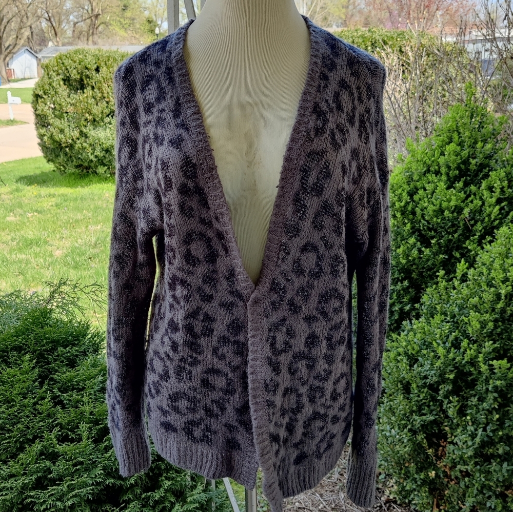 🤩BOGO FREE🤩 H & M Gray & Black Leopard Cheetah Print Cardigan